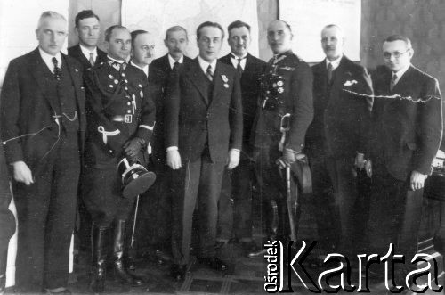 Przed 1939, Polska.
Dwaj oficerowie i kilku mężczyzn w garniturach, w środku stoi Henryk Józewski.
Fot. NN, zbiory Ośrodka KARTA