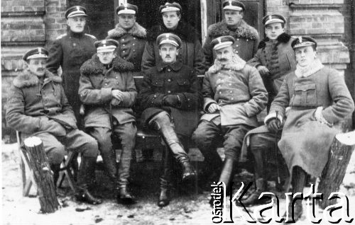 Przed 1939, brak miejsca.
Grupa żołnierzy, w środku siedzi major Feliks Jaworski, ur. w Borbuchach k. Kamieńca Podolskiego. Rzekomo we wrześniu 1939 przewieziony do Łodzi przez podległych mu oficerów, zaginął.
Fot. NN, zbiory Ośrodka KARTA
