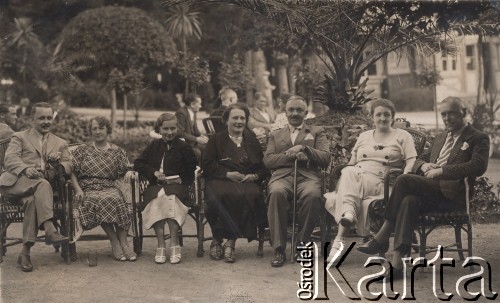 1920-1939, Polska.
Grupa osób w parku.
Fot. NN, zbiory Ośrodka KARTA

