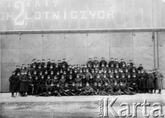 1918-1939, Polska.
Żołnierze Wojska Polskiego przed hangarem warsztatów lotniczych.
Fot. NN, zbiory Ośrodka Karta

