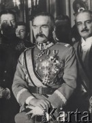 Przed 1935, Polska.
Marszałek Józef Piłsudski w otoczeniu współpracowników.
Fot. NN, zbiory Ośrodka KARTA

