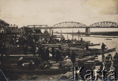 Przed 1939, Pińsk, woj. poleskie, Polska.
Targ rybny na brzegu Piny, w tle most.
Fot. NN, zbiory Ośrodka KARTA

