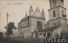 Przed 1939, Pińsk, woj. poleskie, Polska.
Koúciół katedralny, szyldy na budynku z prawej 