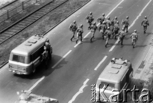 1.05.1983, Wrocław, Polska.
Stan wojenny - siły ZOMO (Zmotoryzowane Odwody Milicji Obywatelskiej) podczas pacyfikacji niezależnej manifestacji pierwszomajowej, zorganizowanej przez podziemne struktury 