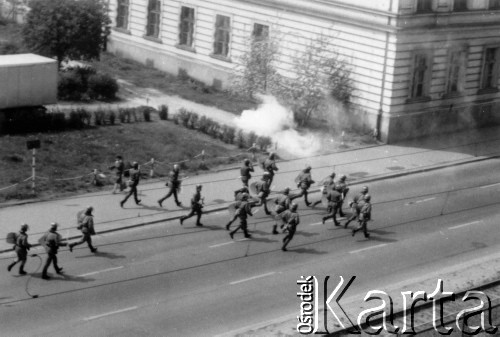 1.05.1983, Wrocław, Polska.
Stan wojenny - siły ZOMO (Zmotoryzowane Odwody Milicji Obywatelskiej) podczas pacyfikacji niezależnej manifestacji pierwszomajowej, zorganizowanej przez podziemne struktury 