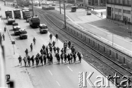 1.05.1983, Wrocław, Polska.
Stan wojenny - siły ZOMO (Zmotoryzowane Odwody Milicji Obywatelskiej) podczas pacyfikacji niezależnej manifestacji pierwszomajowej, zorganizowanej przez podziemne struktury 