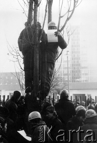 14.12.1981, Gdańsk, Polska.
Wprowadzenie stanu wojennego - strajkujący stoczniowcy zgromadzeni przy Bramie nr 2 do Stoczni Gdańskiej im. Lenina, w czasie trwania strajku okupacyjnego w Stoczni przeciwko wprowadzeniu stanu wojennego. Zdjęcie powielane w zbiorze zdjęć z Gdańska z okresu stanu wojennego - nierozpoznanej oficyny wydawnicznej.
Fot. NN, zbiory Ośrodka KARTA
