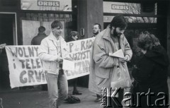 Marzec 1989, Warszawa, Polska.
Akcja Ruchu Wolności Słowa. Na transparencie napis 