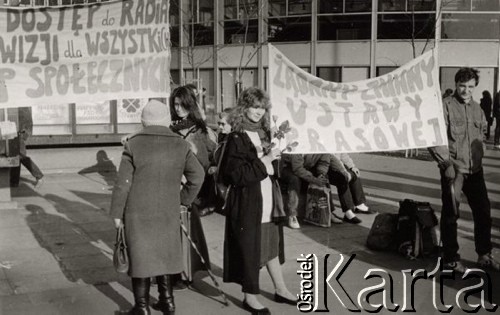 Kwiecień 1989, Warszawa, Polska.
Akcja Ruchu Wolności Słowa przed Rotundą, z różą stoi Danuta Blus. Na transparentach napisy: 