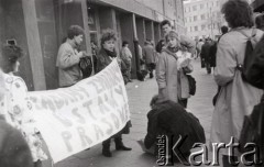 1989, Warszawa, Polska.
Plac Wilsona, akcja Ruchu Wolności Słowa. Na transparencie napis: Żądamy zmiany ustawy prasowej