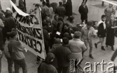 Luty 1989, Warszawa, Polska.
Akcja Ruchu Wolności Słowa. Na transparencie napis: 
