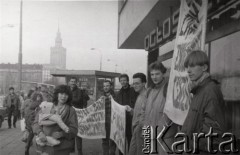 3.03.1989, Warszawa, Polska.
Plac Zawiszy, akcja Ruchu Wolności Słowa. Na dużym transparencie napis: 