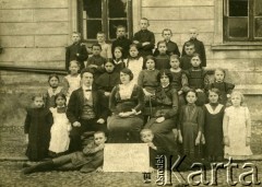 1913-1914, brak miejsca.
Uczniowie i nauczyciele 