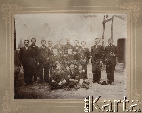 Ok.1900, brak miejsca.
Portret grupowy kilkunastu mężczyzn ubranych w eleganckie garnitury.
Fot.NN, zbiory Ośrodka KARTA.
