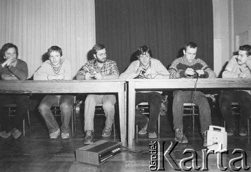 Luty 1981, Warszawa, Polska.
Strajk okupacyjny Studentów SGGW domagających się rejestracji Niezależnego Zrzeszenia Studentów, za stołem siedzą członkowie Komitetu Strajkowego, od lewej: Ryszard Marszałek, Tomasz Rybka, Piotr Ogiński, Jerzy Boruc, Marek Poddany, Paweł Rościszewski.
Fot. NN, kolekcja NZS SGGW, zbiory Ośrodka KARTA, udostępnili Ryszard Marszałek i Jerzy Boruc
