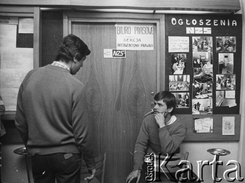 Luty 1981, Warszawa, Polska.
Strajk okupacyjny Studentów SGGW domagających się rejestracji Niezależnego Zrzeszenia Studentów, z prawej wisi tablica ogłoszeniowa NZS, na drzwiach napis: 