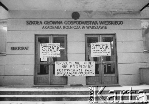 Luty 1981, Warszawa, Polska.
Strajk okupacyjny Studentów SGGW domagających się rejestracji Niezależnego Zrzeszenia Studentów, informacje na drzwiach: 