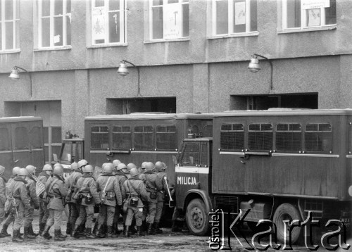 2.12.1981, Warszawa, Polska.
Pacyfikacja Wyższej Oficerskiej Szkoły Pożarniczej.
Fot. NN, kolekcja NZS SGGW, zbiory Ośrodka KARTA, udostępnili Ryszard Marszałek i Jerzy Boruc
