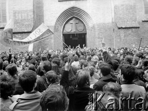 3.05.1982, Warszawa, Polska.
Demonstracja na Starym Mieście.
Fot. NN, kolekcja NZS SGGW, zbiory Ośrodka KARTA, udostepnili Ryszard Marszałek i Jerzy Boruc
