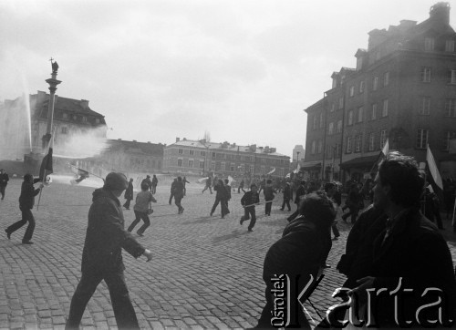 3.05.1982, Warszawa, Polska.
Demonstracja na Placu Zamkowym.
Fot. NN, kolekcja NZS SGGW, zbiory Ośrodka KARTA, udostępnili Ryszard Marszałek i Jerzy Boruc
