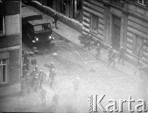 31.08.1982, Warszawa, Polska.
Manifestacje w drugą rocznicą podpisania porozumień sierpniowych - atak oddziału ZOMO z ulicy Ordynackiej.
Fot. Zygmunt Świątek, zbiory Ośrodka KARTA
