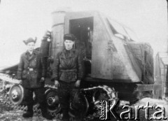 Lata 40. lub 50., ZSRR.
Mężczyźni w czapkach-uszankach przy pojeździe na gąsienicach.
Fot. NN, zbiory Ośrodka KARTA