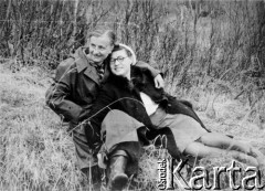 Wrzesień 1955, Chakaski rej., Krasnojarski Kraj, ZSRR.
Na zesłaniu. Dwie kobiety w plenerze. Jadwiga Borodziuk (siedzi) i Marta Rybicka w Krasnojarskim Kraju.
Fot. NN, zbiory Ośrodka KARTA
