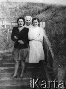15.08.1955, Tajszet, Irkucka obł., ZSRR.
Trzy kobiety, w środku stoi Maria Lesiecka, pielęgniarka.
Fot. NN, zbiory Ośrodka KARTA