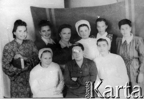 15.08.1955, Tajszet, Irkucka obł., ZSRR.
Grupa kobiet, pierwsza z lewej siedzi Maria Lesiecka, pielęgniarka.
Fot. NN, zbiory Ośrodka KARTA