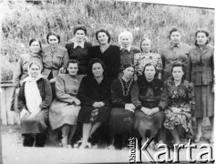 15.08.1955, Tajszet, Irkucka obł., ZSRR.
Grupa kobiet, stoi w białej chustce na głowie Maria Lesiecka, pielęgniarka.
Fot. NN, zbiory Ośrodka KARTA