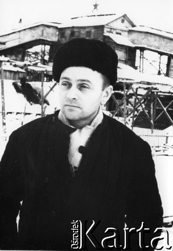 Lata 40.-50., ZSRR.
Portret mężczyzny w czarnym ubraniu, w tle budynki kopalni.
Fot. NN, zbiory Ośrodka KARTA