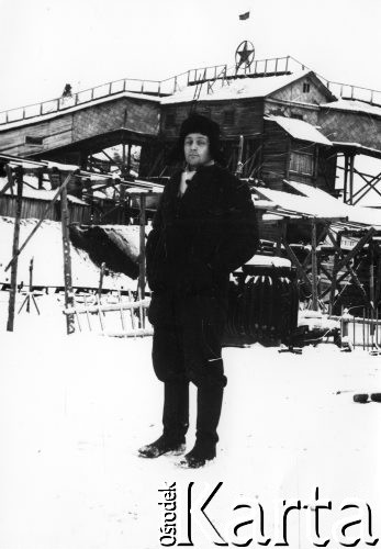 Lata 40.-50., ZSRR.
Portret mężczyzny, w tle budynki kopalni.
Fot. NN, zbiory Ośrodka KARTA