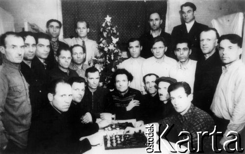 1957, Norylsk, Krasnojarski Kraj, ZSRR.
Obóz Nagornoje - więźniowie przy choince.
Fot. NN, zbiory Ośrodka KARTA
