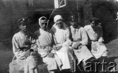 Ok. 1916, brak miejsca.
Siostra miłosierdzia i ranni żołnierze.
Fot. NN, zbiory Ośrodka KARTA, udostępniła Halina Jasińska