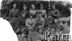 1944, brak miejsca.
Grupa żołnierzy polskich i radzieckich. Podpis na odwrocie w języku rosyjskim: 