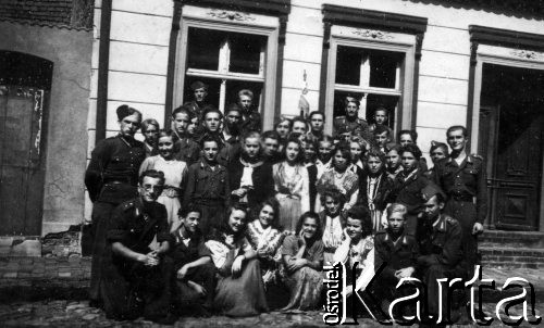 1939-1945, brak miejsca.
Grupa młodzieży oraz kilku wojskowych przed budynkiem.
Fot. NN, zbiory Ośrodka KARTA, udostępnił Władysław Kanicki