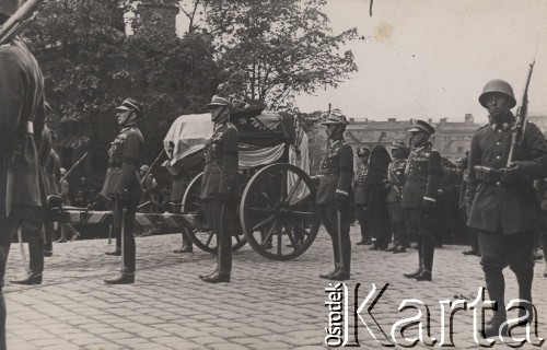 1935, Kraków, Polska.
Pogrzeb Marszałka Józefa Piłsudskiego, trumna na lawecie.
Fot. NN, zbiory Ośrodka KARTA, udostępniła Karolina Popczyńska

