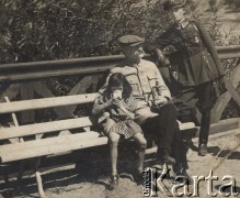 Przed 1935, Polska.
Marszałek Józef Piłsudski z córką oraz adiutantem kapitanem Lepeckim.
Fot. NN, zbiory Ośrodka KARTA, udostępnił Gustaw Sobolewski
 
