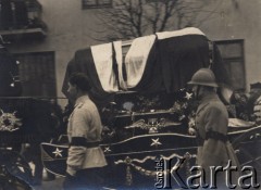 Styczeń 1939, Warszawa, Polska.
Pogrzeb Romana Dmowskiego, trumna na katafalku.
Fot. NN, zbiory Ośrodka KARTA

