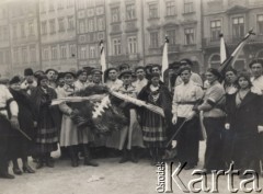 Styczeń 1939, Warszawa, Polska.
Pogrzeb Romana Dmowskiego, delegacja z wieńcem.
Fot. NN, zbiory Ośrodka KARTA

