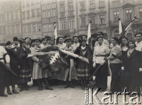 Styczeń 1939, Warszawa, Polska.
Pogrzeb Romana Dmowskiego, delegacja z wieńcem.
Fot. NN, zbiory Ośrodka KARTA

