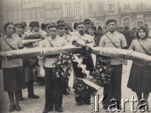 Styczeń 1939, Warszawa, Polska.
Pogrzeb Romana Dmowskiego, delegacja z Tomaszowa Mazowieckiego z wieńcem.
Fot. NN, zbiory Ośrodka KARTA

