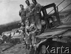 1939-1945, Janinowice (?), Polska.
Samodzielny Batalion Budowlany. Pierwszy z lewej: Zygmunt Oliński. 
Fot. NN, zbiory Ośrodka KARTA