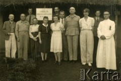 1946, Masindi, Uganda, Afryka.
Obóz dla polskich uchodźców. Grupa osób na tle tablicy: 