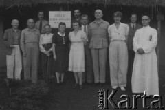 1946, Masindi, Uganda, Afryka.
Obóz dla polskich uchodźców, grupa nauczycieli, napis na tablicy 