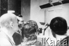 Ok. 1945, Lwów, Ukraina, ZSRR.
W wyzwolonym Lwowie - grupa osób przed tablicą ogłoszeniową.
Fot. NN, zbiory Ośrodka KARTA