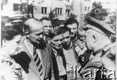 Ok. 1945, Lwów, Ukraina, ZSRR.
W wyzwolonym Lwowie - ludzie rozmawiający z czerwonoarmistą.
Fot. NN, zbiory Ośrodka KARTA