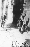 Ok. 1944, Lwów, Ukraina, ZSRR.
Żołnierze radzieccy szukają min w wyzwolonym Lwowie.
Fot. NN, zbiory Ośrodka KARTA