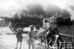 Ok. 1945, Lwów, Ukraina, ZSRR.
Żołnierze radzieccy wjeżdżają do wyzwolonego Lwowa.
Fot. NN, zbiory Ośrodka KARTA