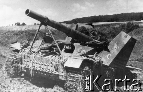 Ok. 1945, Lwów okolice, Ukraina, ZSRR.
Po wyzwoleniu - zniszczony czołg.
Fot. NN, zbiory Ośrodka KARTA